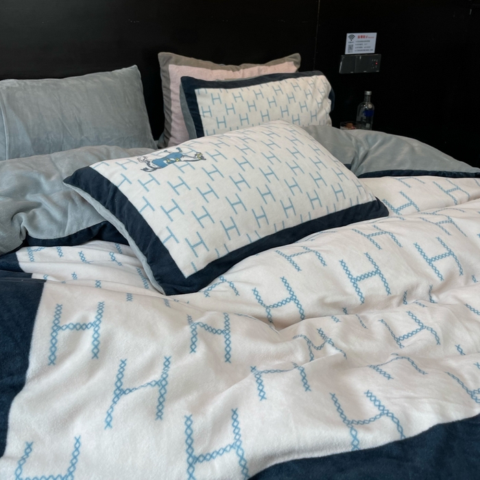 91家纺网 家纺一手货源 找家纺 花沐家居 2024牛奶绒印花四件套小马