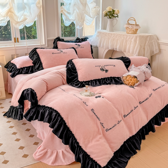 91家纺网 家纺一手货源 找家纺 凯美家居 2024新款法式牛奶绒刺绣四件套-欧雅 场景二 欧雅-粉玉