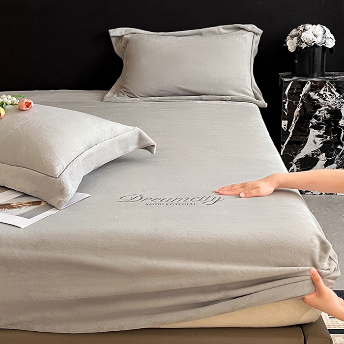 91家纺网 家纺一手货源 找家纺 2025新款A类牛奶绒刺绣床笠-森迪 森迪-薄雾灰