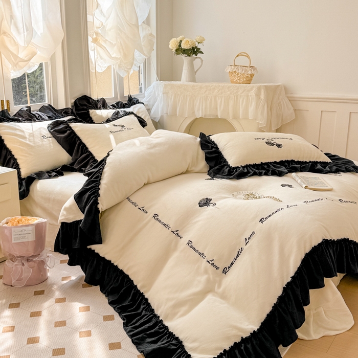 91家纺网 家纺一手货源 找家纺 凯美家居 2024新款法式牛奶绒刺绣四件套-欧雅 场景二 欧雅-奶白+黑玫瑰