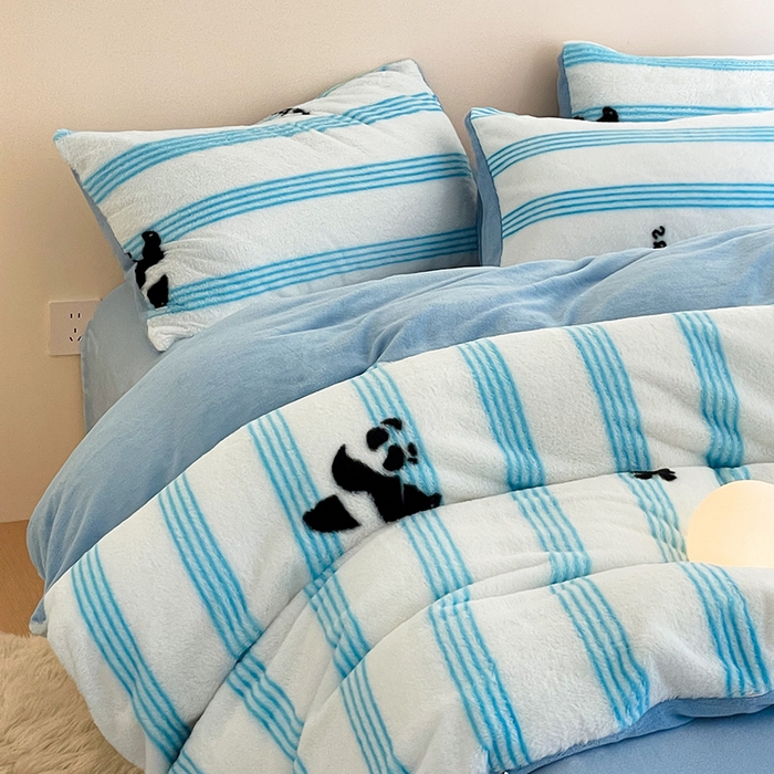 91家纺网 家纺一手货源 找家纺 安哆啦家纺 2024新款ins风高克重兔毛绒四件套 条纹熊猫