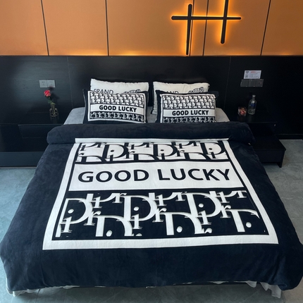 91家纺网 家纺一手货源 找家纺 花沐家居 2024牛奶绒印花四件套黑白迪