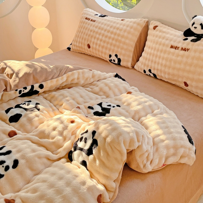 91家纺网 家纺一手货源 找家纺 金梦拉家纺 2024直播爆款牛奶绒泡泡绒印花四件套 泡泡绒印花-熊猫咖