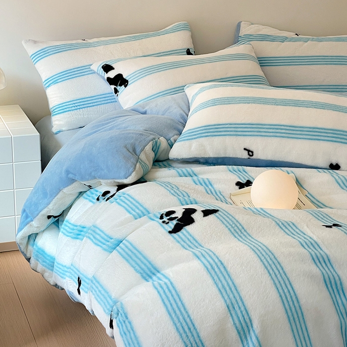 91家纺网 家纺一手货源 找家纺 安哆啦家纺 2024新款ins风高克重兔毛绒四件套 条纹熊猫