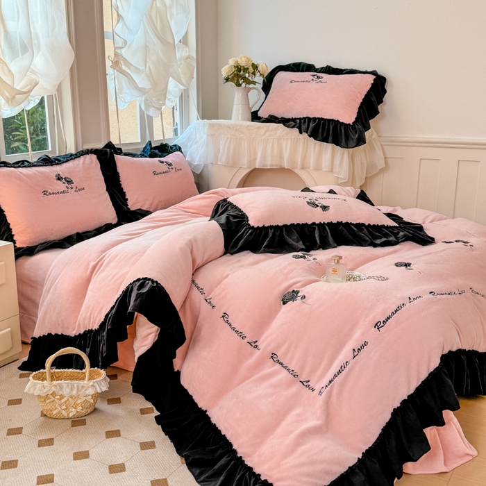 91家纺网 家纺一手货源 找家纺 凯美家居 2024新款法式牛奶绒刺绣四件套-欧雅 场景二 欧雅-粉玉