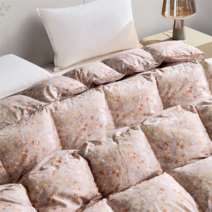 91家纺网 家纺一手货源 找家纺 静若居羽绒被壳 2024羽绒被壳印花糯棉静音软糯面料羽绒被壳厂家直销 小碎花粉卡其