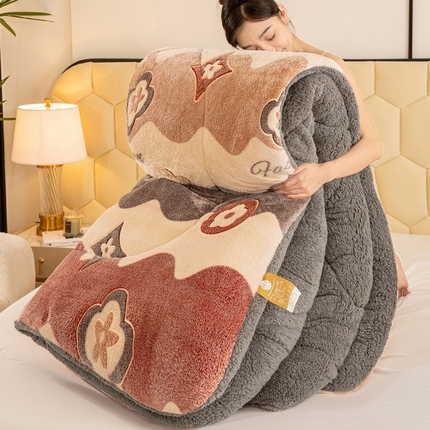 91家纺网 家纺一手货源 找家纺 2025新款直播雪花绒冬被法莱绒羊羔绒牛奶绒被子被芯 四叶草