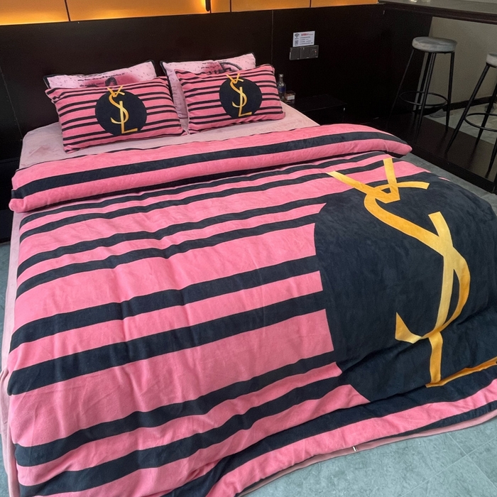 91家纺网 家纺一手货源 找家纺 花沐家居 2024牛奶绒印花四件套条纹女孩