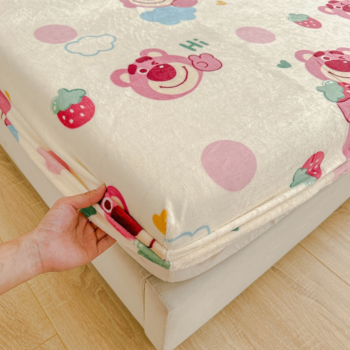 91家纺网 家纺一手货源 找家纺 卡普二店 2024新款牛奶绒印花单床笠 萌趣熊宝