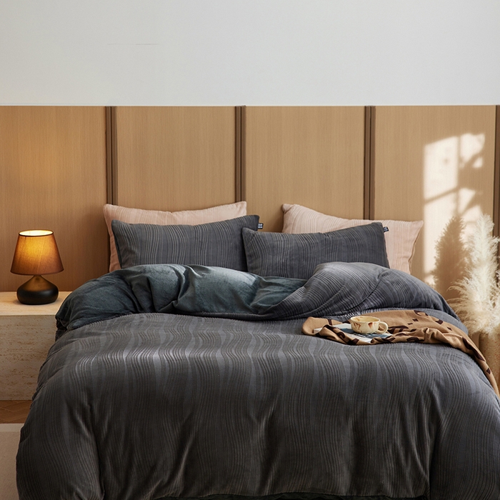 91家纺网 家纺一手货源 找家纺 2024新款全消光牛奶绒立体提花曲纹四件套 提花绒曲-阑静黑