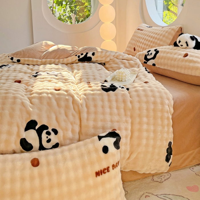 91家纺网 家纺一手货源 找家纺 金梦拉家纺 2024直播爆款牛奶绒泡泡绒印花四件套 泡泡绒印花-熊猫咖