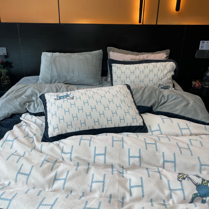 91家纺网 家纺一手货源 找家纺 花沐家居 2024牛奶绒印花四件套小马