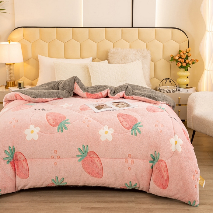 91家纺网 家纺一手货源 找家纺 2025新款直播雪花绒冬被法莱绒羊羔绒牛奶绒被子被芯 粉色草莓