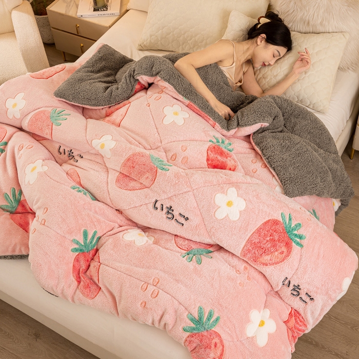 91家纺网 家纺一手货源 找家纺 2025新款直播雪花绒冬被法莱绒羊羔绒牛奶绒被子被芯 粉色草莓