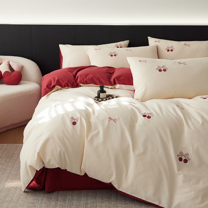 91家纺网 家纺一手货源 找家纺 2024新款60s全棉磨毛绣花四件套（元气卡通系） 蝴蝶结樱桃