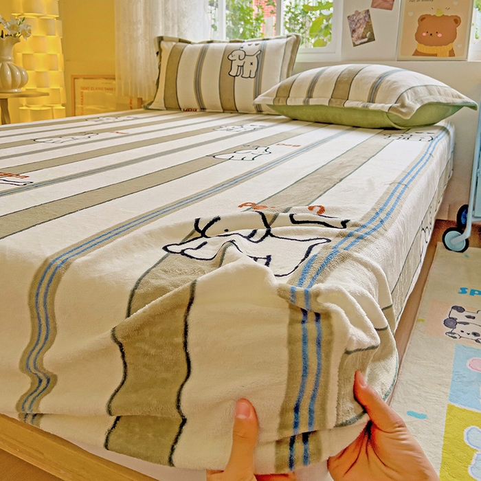 91家纺网 家纺一手货源 找家纺 卡普二店 2024新款牛奶绒印花单床笠 呆萌狗狗