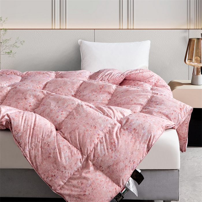 91家纺网 家纺一手货源 找家纺 静若居羽绒被壳 2024羽绒被壳印花糯棉静音软糯面料羽绒被壳厂家直销 小碎花嫩粉色