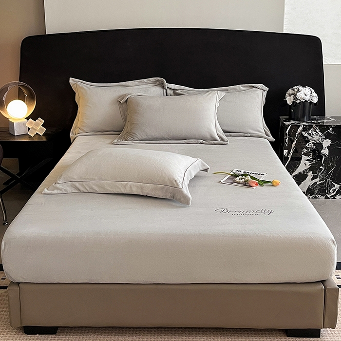 91家纺网 家纺一手货源 找家纺 2025新款A类牛奶绒刺绣床笠-森迪 森迪-薄雾灰