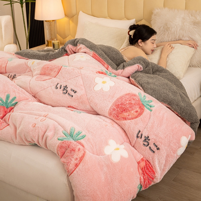 91家纺网 家纺一手货源 找家纺 2025新款直播雪花绒冬被法莱绒羊羔绒牛奶绒被子被芯 粉色草莓