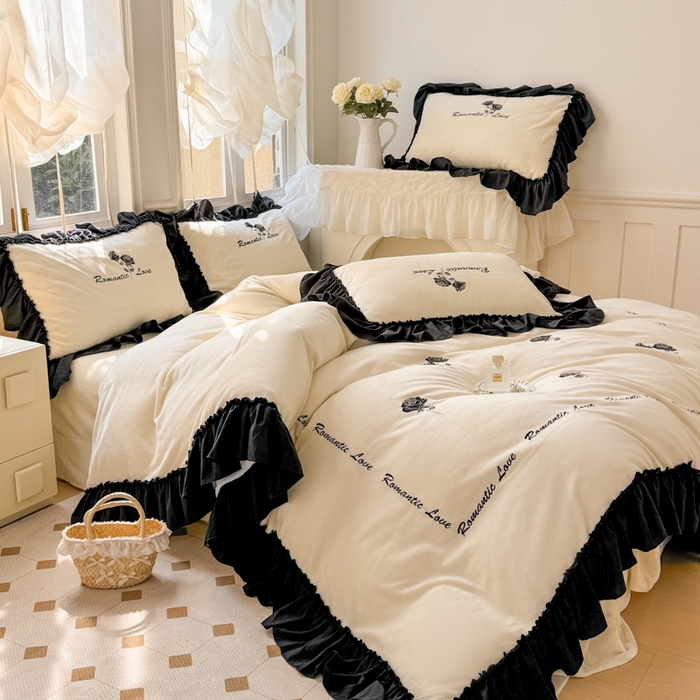 91家纺网 家纺一手货源 找家纺 凯美家居 2024新款法式牛奶绒刺绣四件套-欧雅 场景二 欧雅-奶白+黑玫瑰