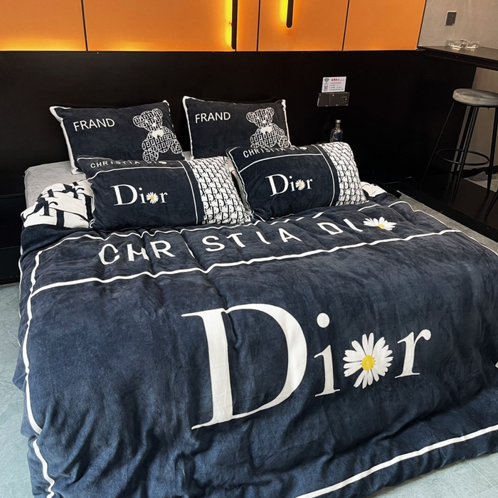 91家纺网 家纺一手货源 找家纺 花沐家居 2024牛奶绒印花四件套黑迪