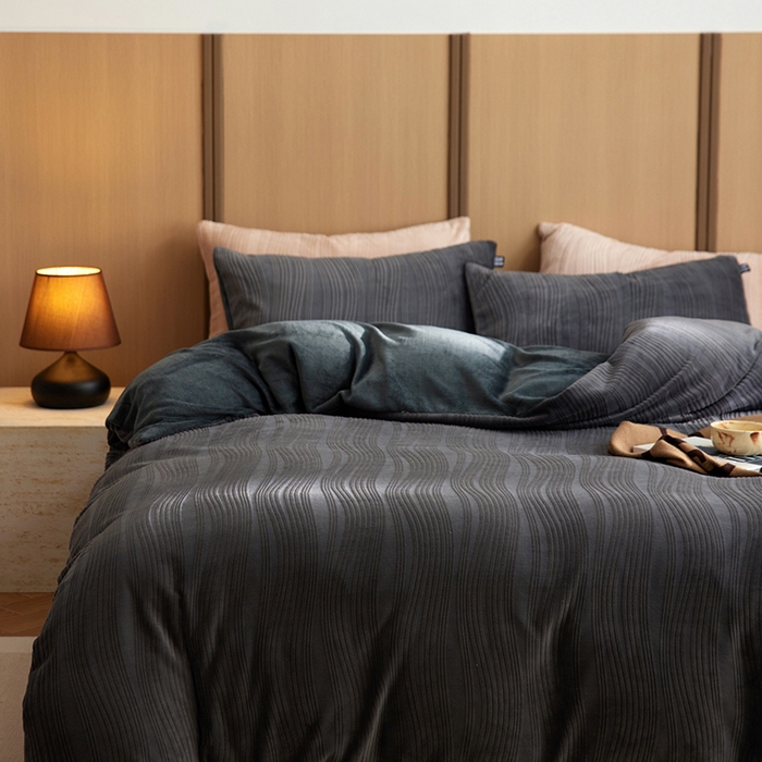 91家纺网 家纺一手货源 找家纺 2024新款全消光牛奶绒立体提花曲纹四件套 提花绒曲-阑静黑