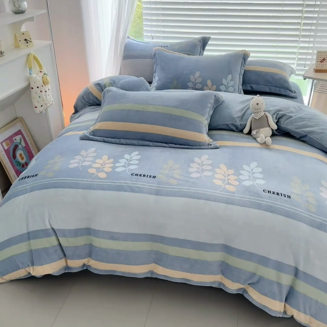 91家纺网 家纺一手货源 找家纺 丫丫家纺 2024新款加厚保暖牛奶绒印花四件套 浮光叶影