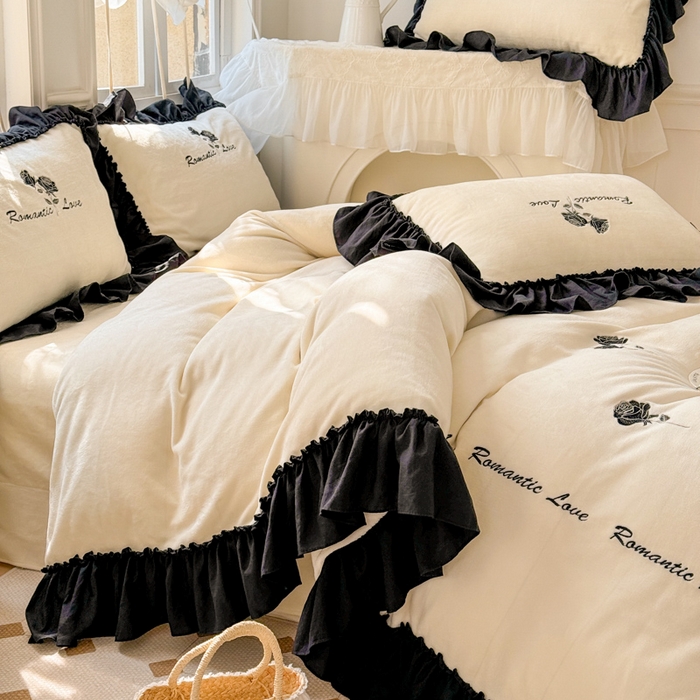 91家纺网 家纺一手货源 找家纺 凯美家居 2024新款法式牛奶绒刺绣四件套-欧雅 场景二 欧雅-奶白+黑玫瑰