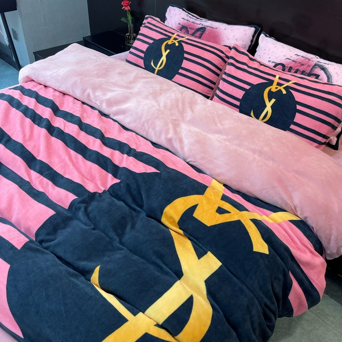 91家纺网 家纺一手货源 找家纺 花沐家居 2024牛奶绒印花四件套条纹女孩