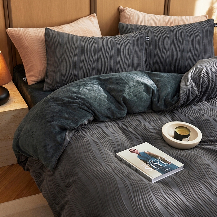 91家纺网 家纺一手货源 找家纺 2024新款全消光牛奶绒立体提花曲纹四件套 提花绒曲-阑静黑