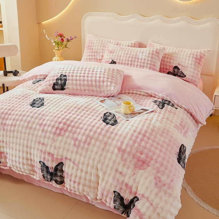 91家纺网 家纺一手货源 找家纺 巧格家纺 2025新款A类加厚泡泡牛奶绒印花工艺立体泡泡四件套（买家秀联系商家） 蝶追花