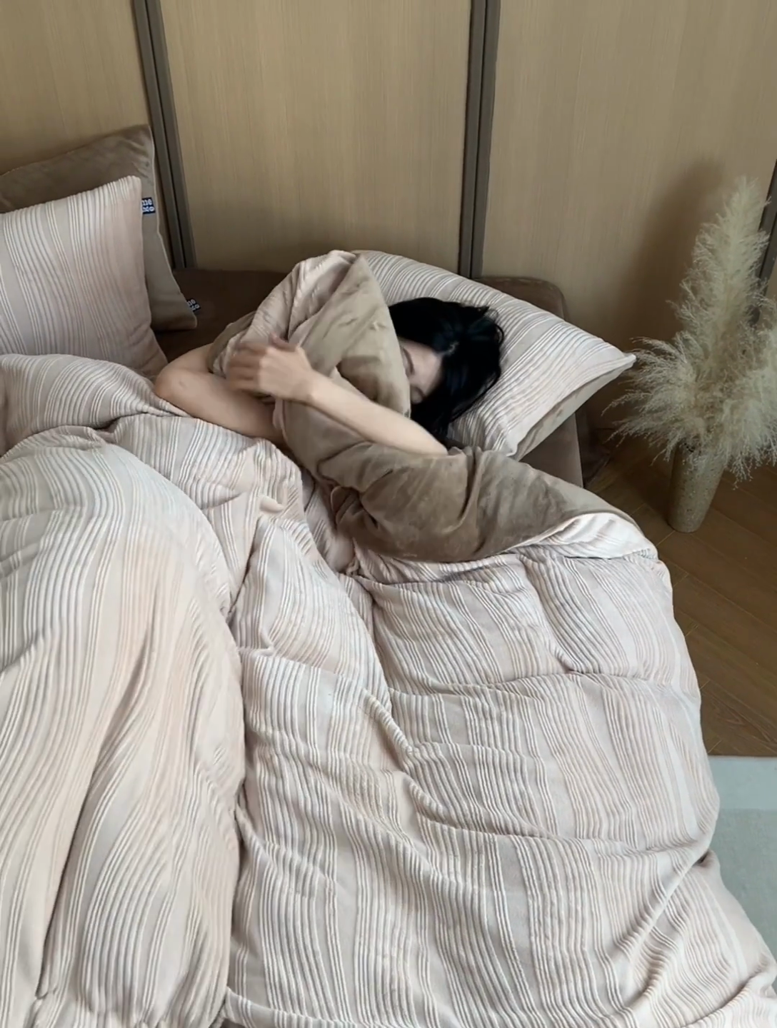 91家纺网 家纺一手货源 找家纺 2024新款全消光牛奶绒立体提花曲纹四件套 提花绒曲-老钱棕