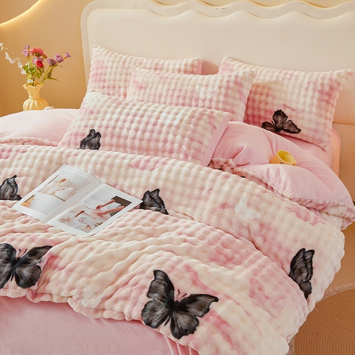 91家纺网 家纺一手货源 找家纺 巧格家纺 2025新款A类加厚泡泡牛奶绒印花工艺立体泡泡四件套（买家秀联系商家） 蝶追花