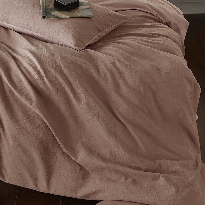 91家纺网 家纺一手货源 找家纺 2024新款全棉色织提花磨毛欧佩斯四件套-场景二 欧佩斯-云霜