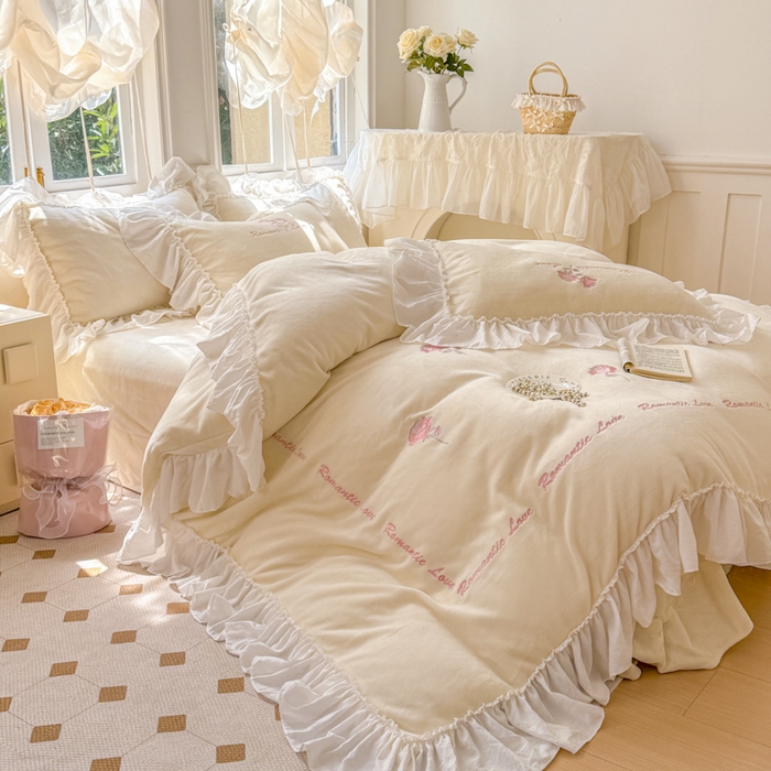 91家纺网 家纺一手货源 找家纺 凯美家居 2024新款法式牛奶绒刺绣四件套-欧雅 场景二 欧雅-奶白+粉玫瑰