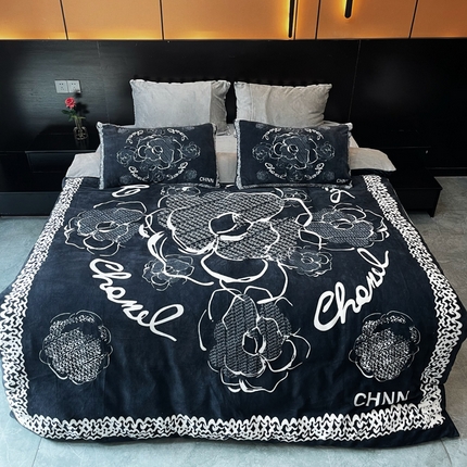 91家纺网 家纺一手货源 找家纺 花沐家居 2024牛奶绒印花四件套山茶花黑