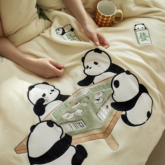 91家纺网 家纺一手货源 找家纺 2024新款牛奶绒立体贴布绣四件套 摆烂大熊猫