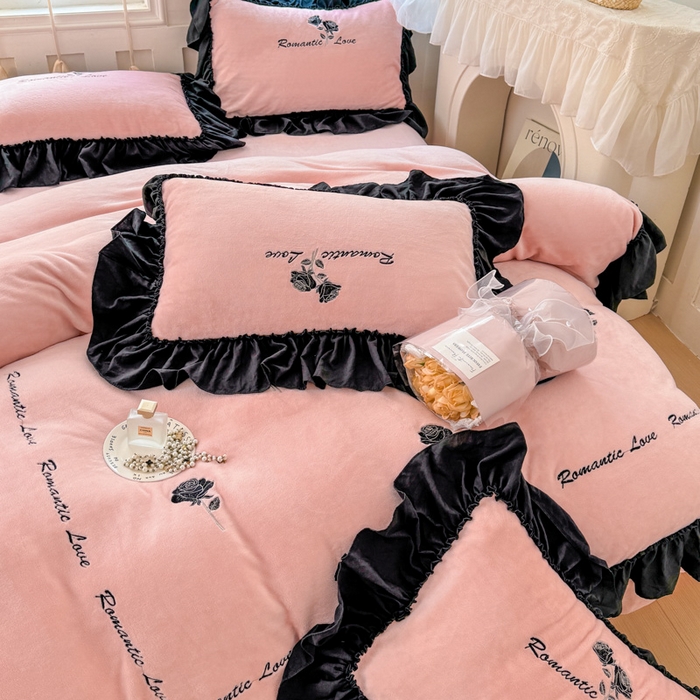 91家纺网 家纺一手货源 找家纺 凯美家居 2024新款法式牛奶绒刺绣四件套-欧雅 场景二 欧雅-粉玉