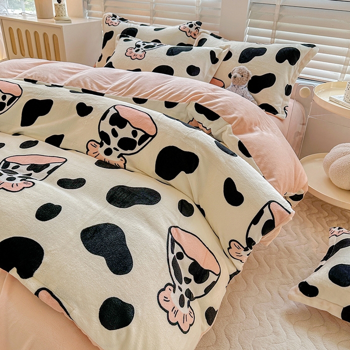 91家纺网 家纺一手货源 找家纺 卡普二店 2024新款牛奶绒印花四件套 奶牛杯