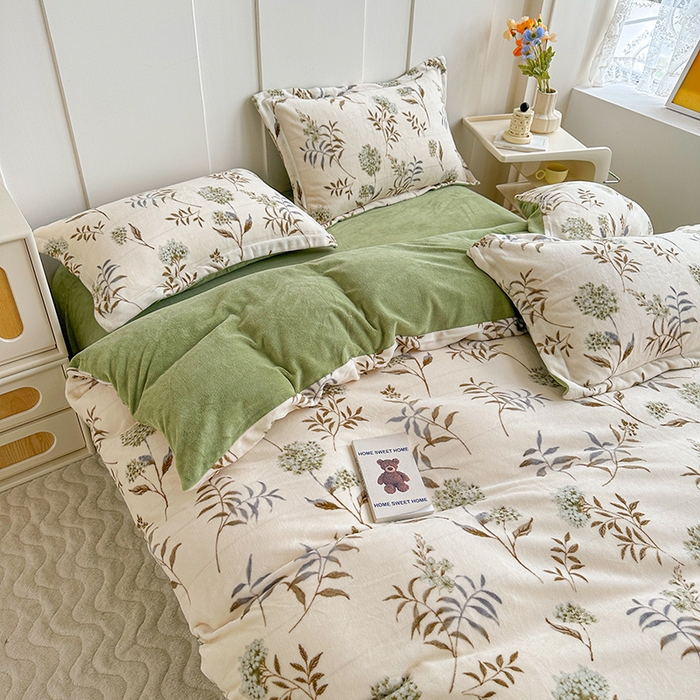 91家纺网 家纺一手货源 找家纺 卡普二店 2024新款牛奶绒印花四件套 秋日细雨