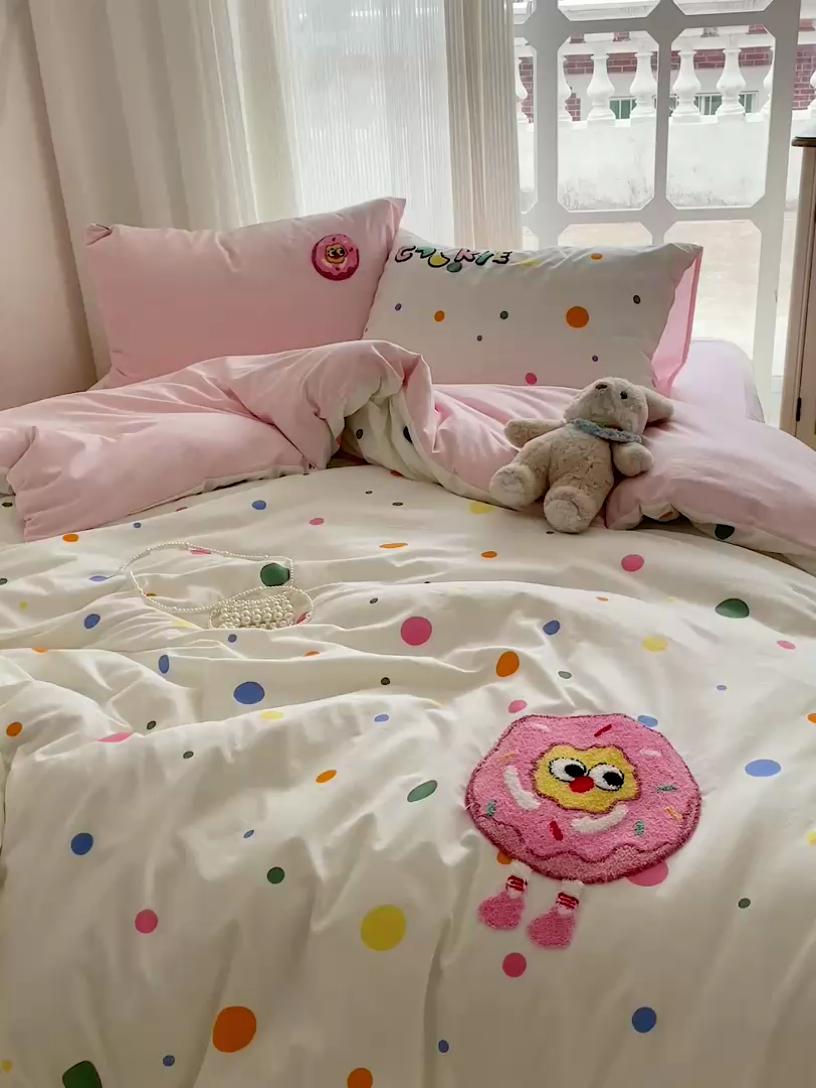 91家纺网 家纺一手货源 找家纺 一霖家纺 2024新款高克重云朵棉毛巾绣印＋绣小清新系列四件套 波点甜甜圈