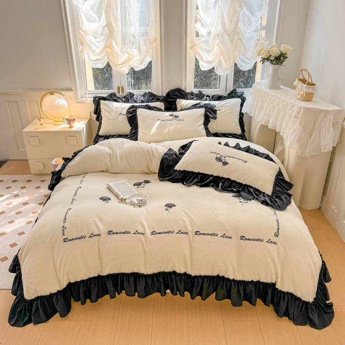 91家纺网 家纺一手货源 找家纺 凯美家居 2024新款法式牛奶绒刺绣四件套-欧雅 场景二 欧雅-奶白+黑玫瑰