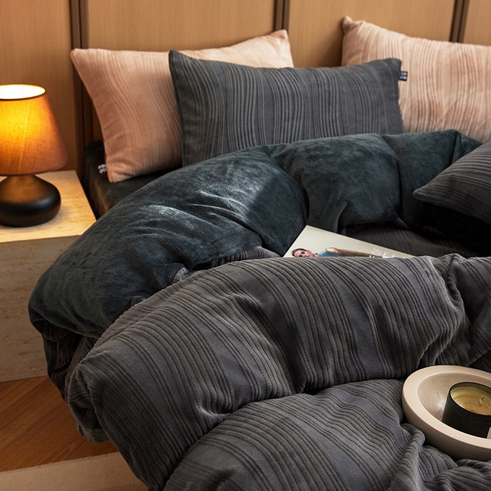 91家纺网 家纺一手货源 找家纺 2024新款全消光牛奶绒立体提花曲纹四件套 提花绒曲-阑静黑