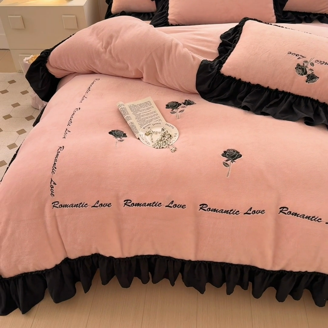 91家纺网 家纺一手货源 找家纺 凯美家居 2024新款法式牛奶绒刺绣四件套-欧雅 场景二 欧雅-粉玉