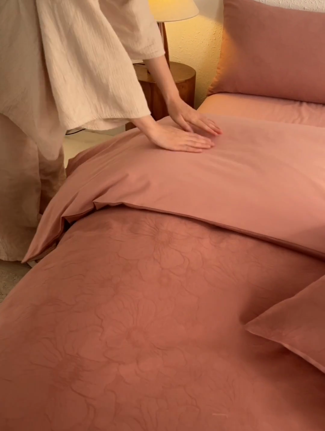 91家纺网 家纺一手货源 找家纺 2024新款全棉色织提花磨毛欧佩斯四件套-场景一 欧佩斯-云霜