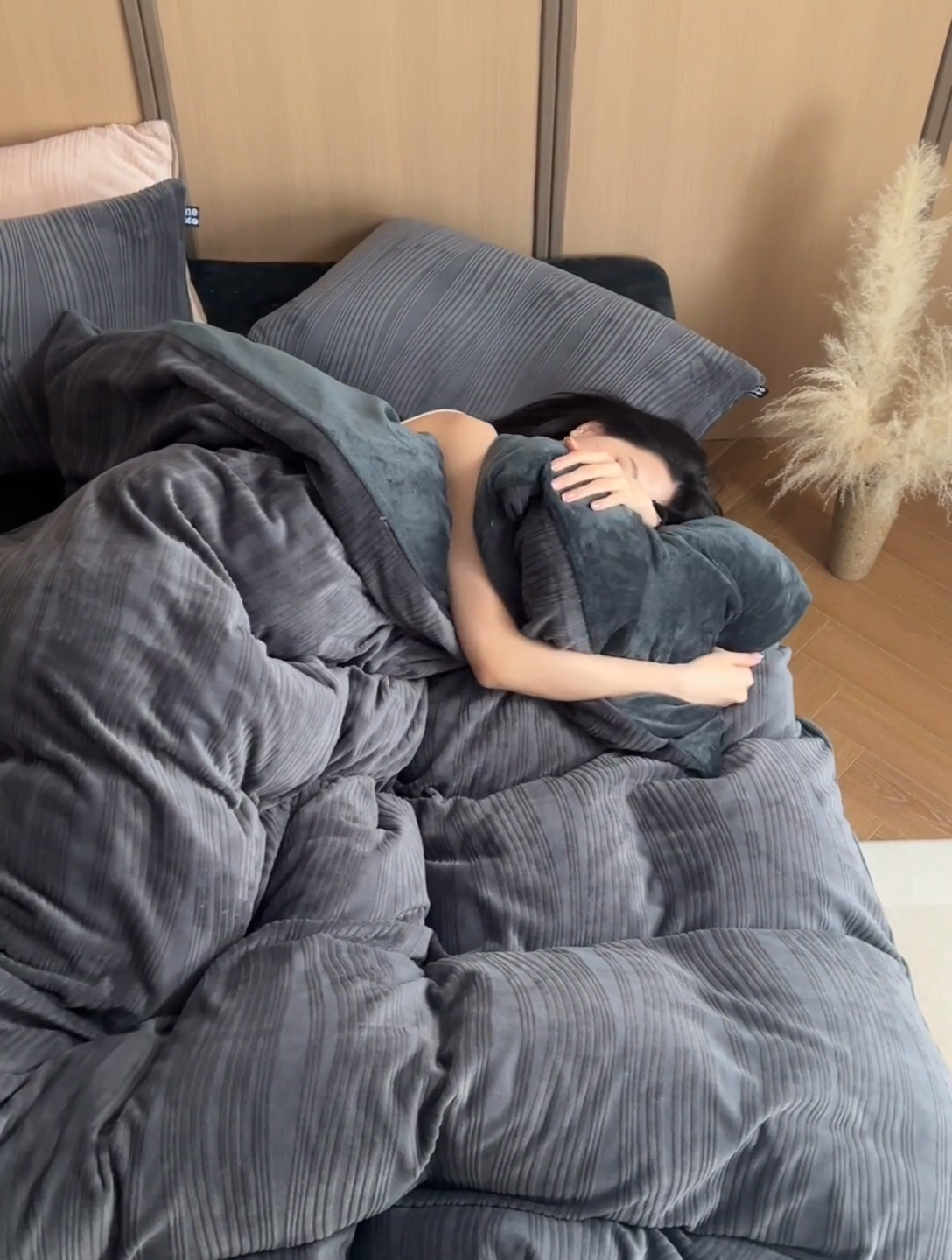 91家纺网 家纺一手货源 找家纺 2024新款全消光牛奶绒立体提花曲纹四件套 提花绒曲-阑静黑