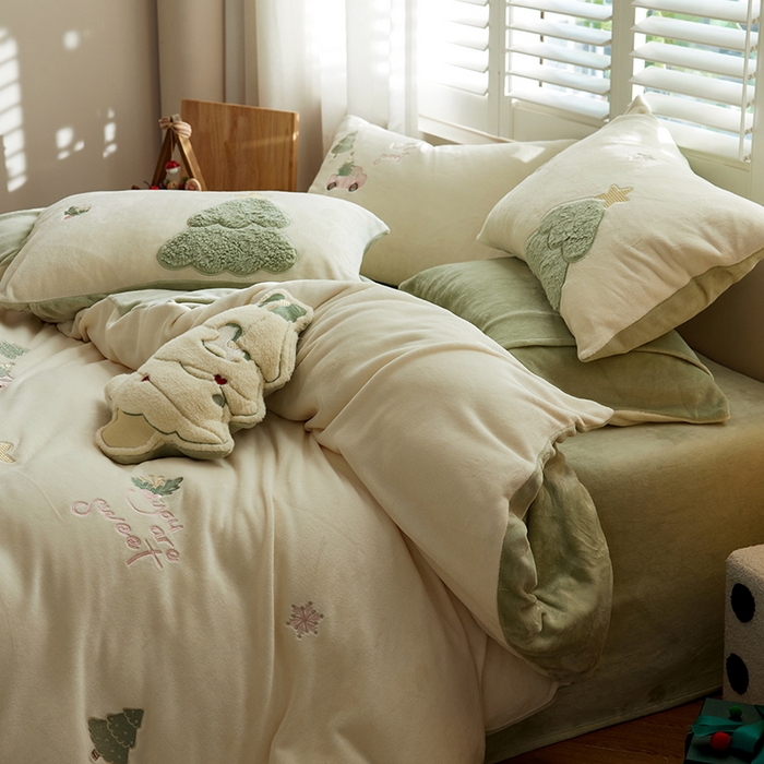 91家纺网 家纺一手货源 找家纺 2024新款牛奶绒立体贴布绣四件套 绒绒圣诞树