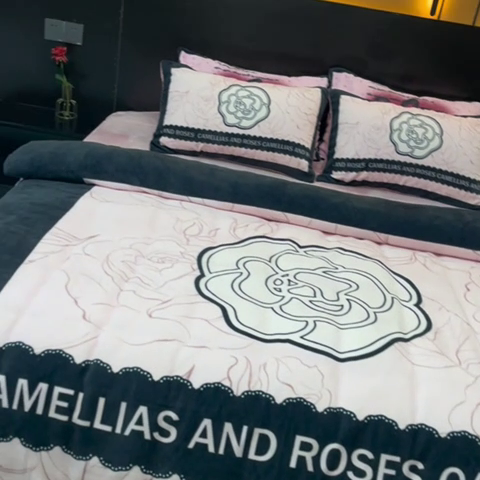 91家纺网 家纺一手货源 找家纺 花沐家居 2024牛奶绒印花四件套山茶粉