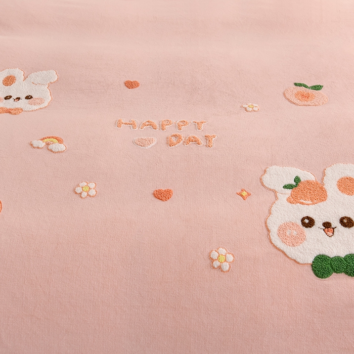 91家纺网 家纺一手货源 找家纺 一左一右 2024秋冬新款全消光高克重保暖加厚卡通花边毛巾绣花牛奶绒四件套（提供买家秀） 可爱兔兔-樱花粉