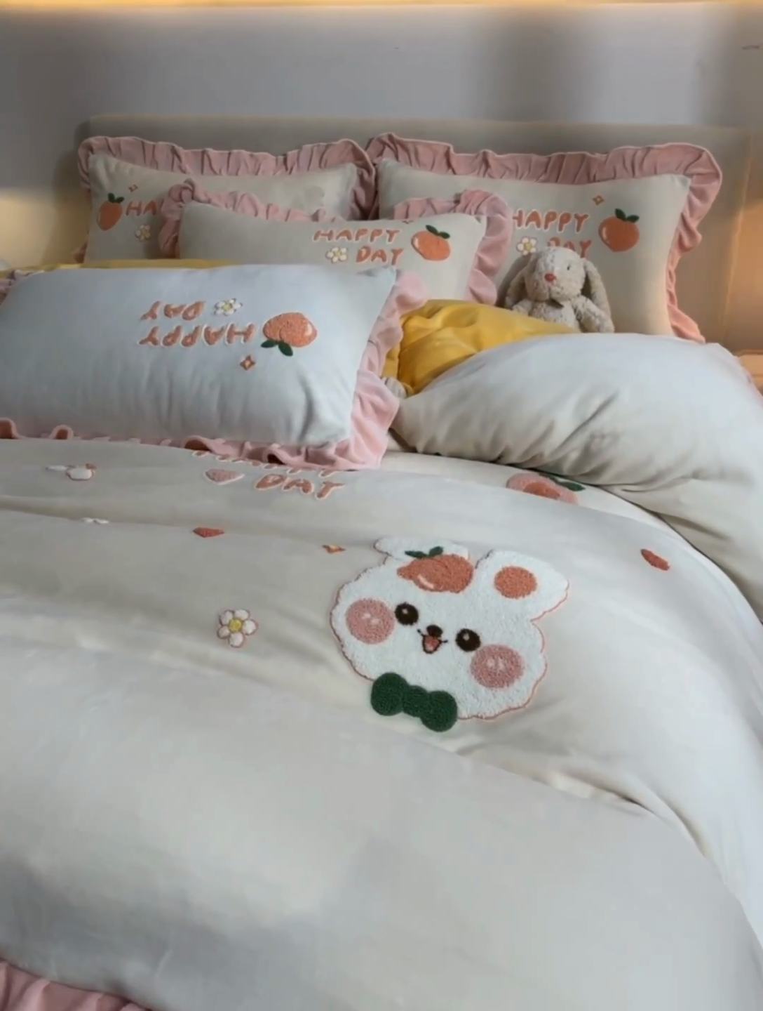 91家纺网 家纺一手货源 找家纺 一左一右 2024秋冬新款全消光高克重保暖加厚卡通花边毛巾绣花牛奶绒四件套（提供买家秀） 可爱兔兔-奶白